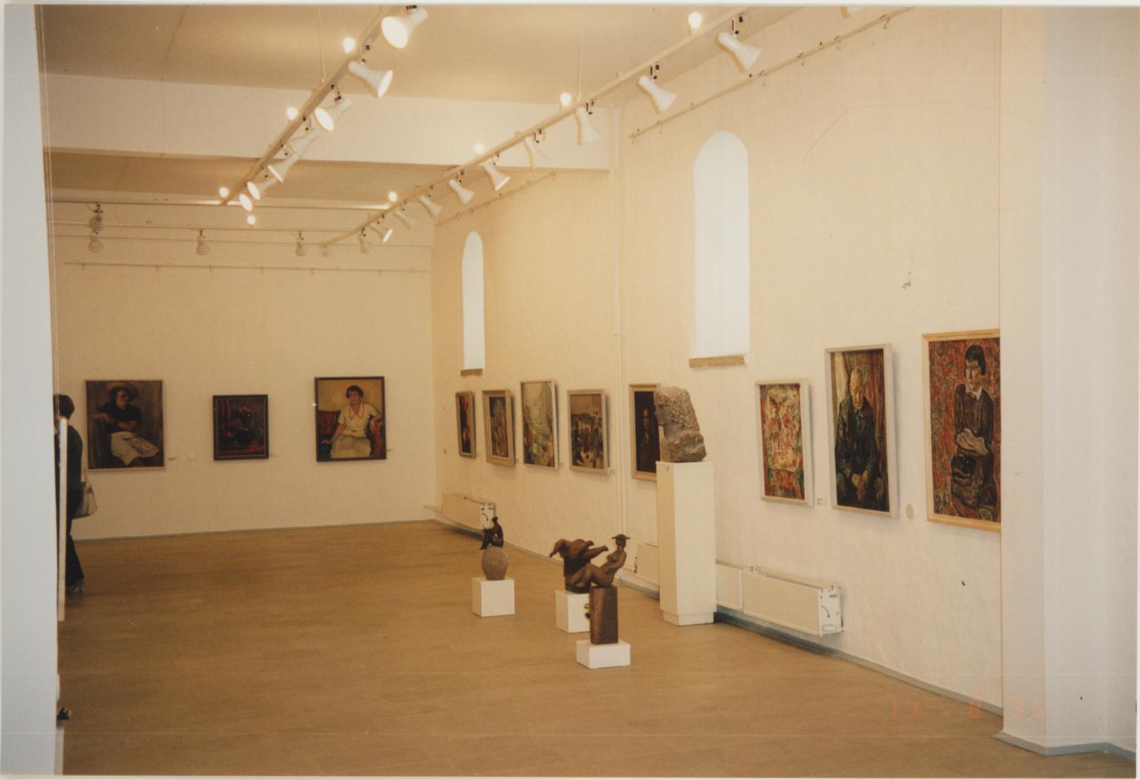 Tartu pallaslaste kunstinäitus Narvas. Avamine 28.04.2000.