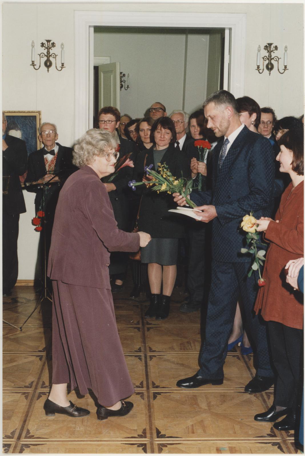 Muuseumi 60. juubel. 17.11.2000. Õnnitleb Linnamuuseumi direktor Heivi Pullerits.