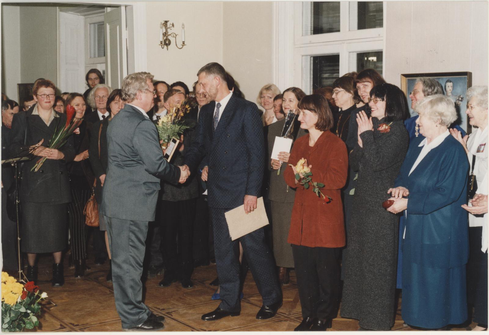 Muuseumi 60. juubel. 17.11.2000. Õnnitleb Spordimuuseumi esindaja Enn Mainla.