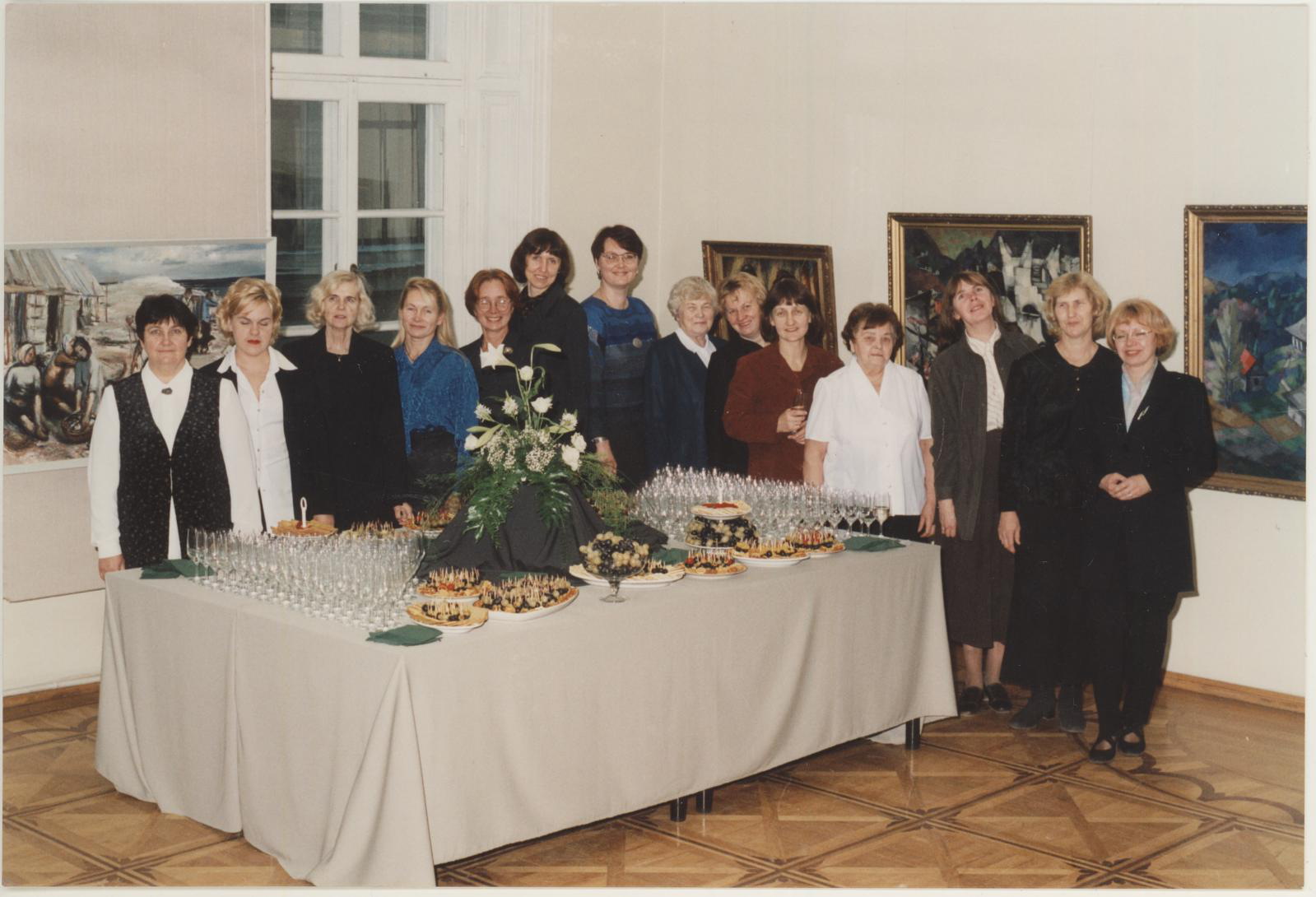 Muuseumi töötajad enda poolt kaunistatud peolaua ümber. TKM-i 60. juubel 17.11.2000.