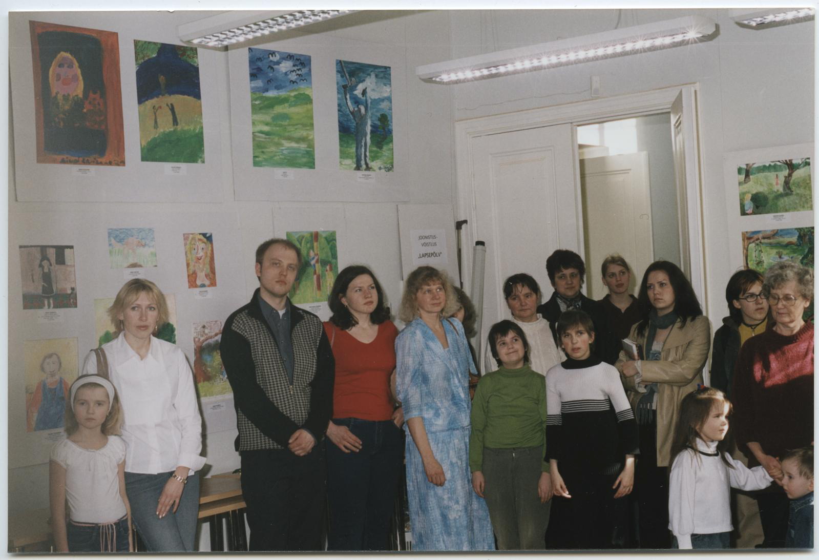 Näitusega "Lapsepõlv. Laps eesti kunstis" seotud joonistusvõistluse autasustamine ja laste tööde näitus. Aprill 2003.