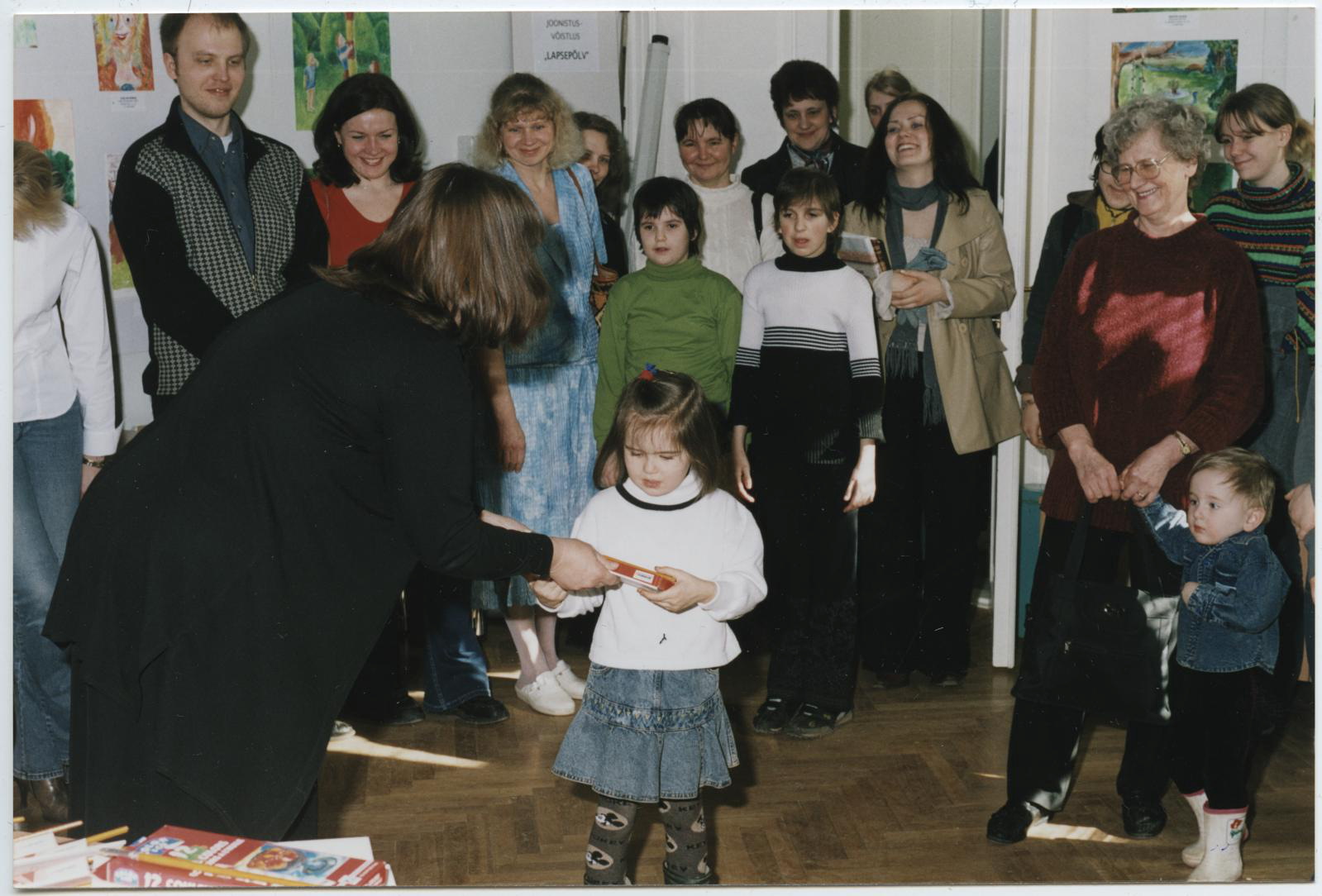 Näitusega "Lapsepõlv. Laps eesti kunstis" seotud joonistusvõistluse autasustamine ja laste tööde näitus. Aprill 2003.