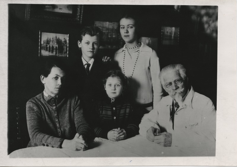 Kujur Amandus Adamson perekonnaga.