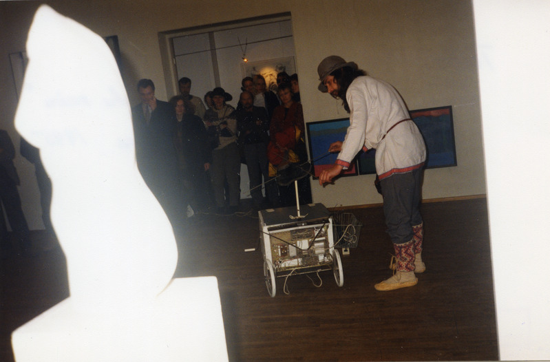 Näituse "Müütiline Tartu vaim"
avamine Kunstnike Majas 1995. detsembris.