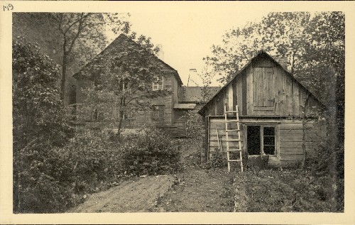 A large house in the corner of Roosikrants and Väike Pärnu mnt.