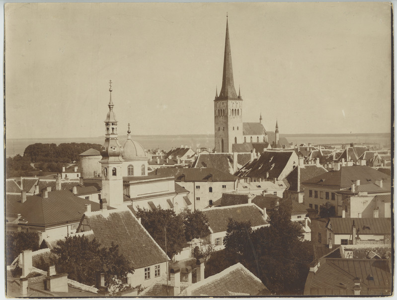 Tallinn, vaade Toompealt kirde suunas, vasakul Issandamuutmise kirik, paremal Oleviste kirik.
