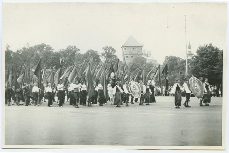 1950. aasta laulupidu Tallinnas, rongkäigu algus, lippude kolonn Võidu väljakul.