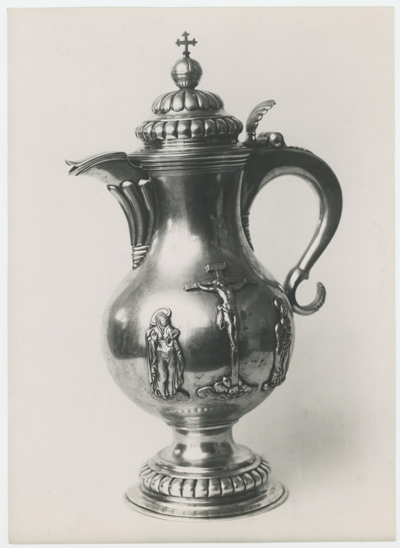 Veinikann, Tallinna Toomkirikust, hõbe, küljel Kristus ristil ja kaks pühakut.