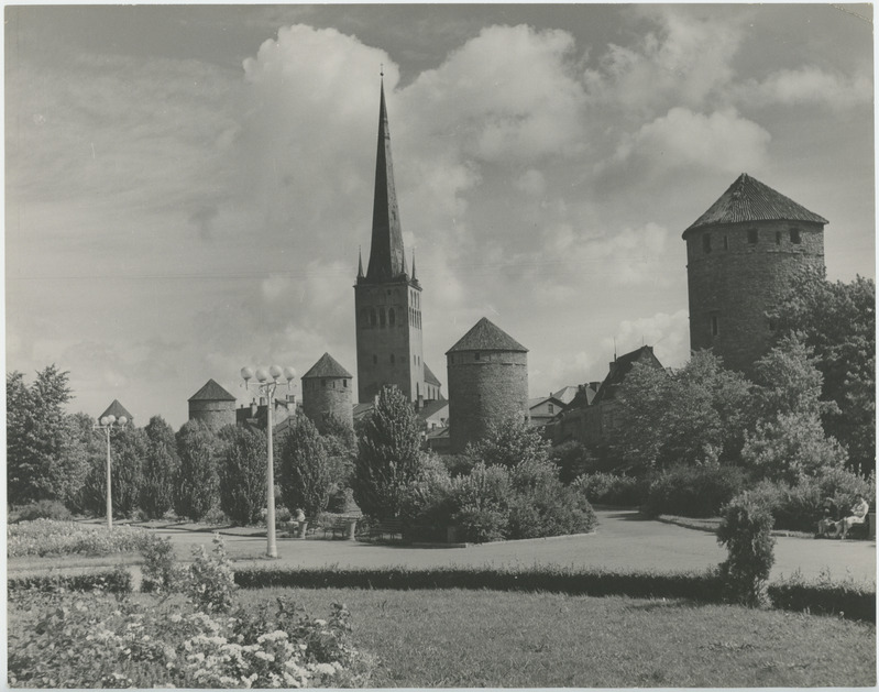 Tallinn, linnamüür tornidega lääne poolt, taga Oleviste kirik.