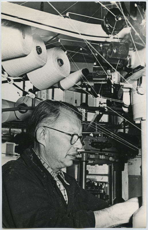 Trikotaaživabrik "Marat" tsehh, kapitaalremondi brigadir Semjon Elkind uut masinat monteerimas.