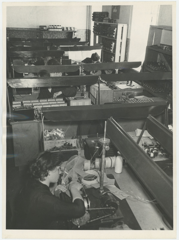 Töö kerimismasinal, esiplaanil naistöötaja Tšistjakova.