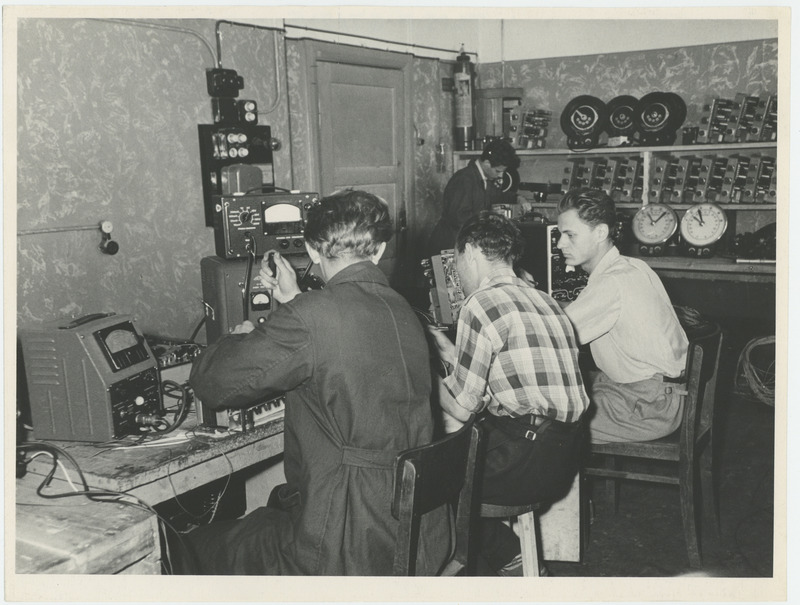 Tehase reguleerimise jaoskond aparatuuri reguleerimisel.