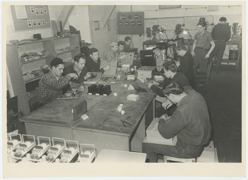 Raadio-elektroonika jaoskond, esimene kommunistliku töö brigaad.