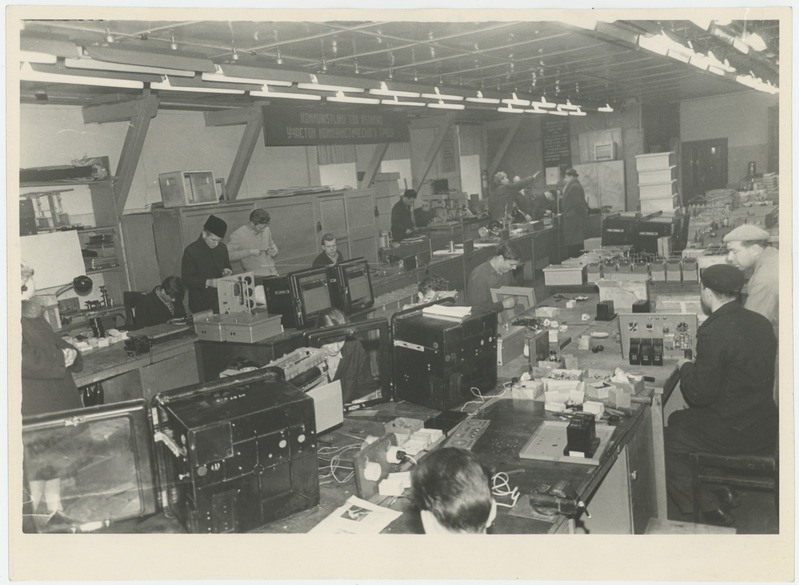 Vasakpoolse pika laua taga töötavad tehase SKB eksperimentaalosakonna töötajad.