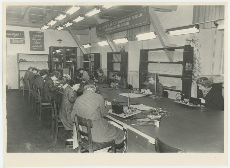 Raadio-elektroonika jaoskonna montaaži brigaad.