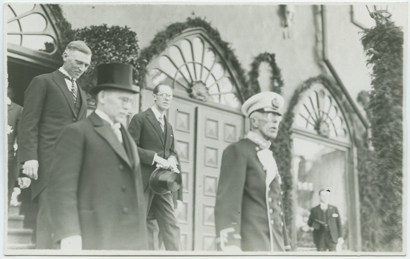 Gustav V väljumas Raekojast