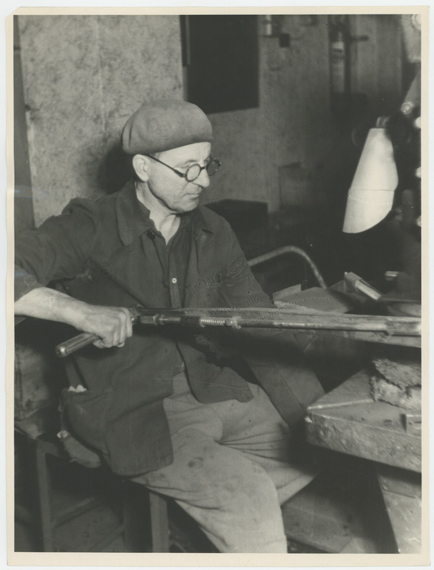 Artell "Presto", meestöötaja käsipressiga bakeliiti pressimas, Heina tänav 25.