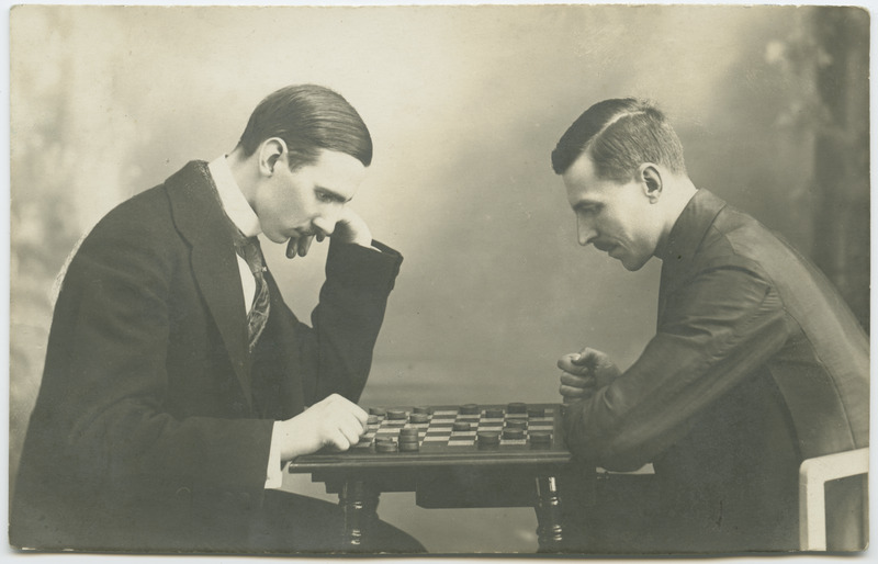 L. Koljo malelaua taga oma sõbra, fotograaf Aug. Reinok'iga.