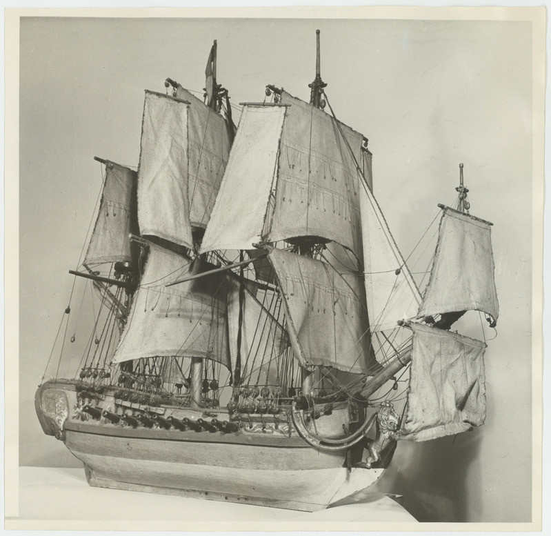 Vaade laevamudeli "Maria Christina" vasemale küljele.