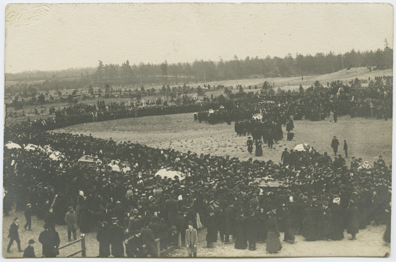 Tallinn. 1905. a. 16. oktoobri sündmuste ohvrite matused Rahumäel