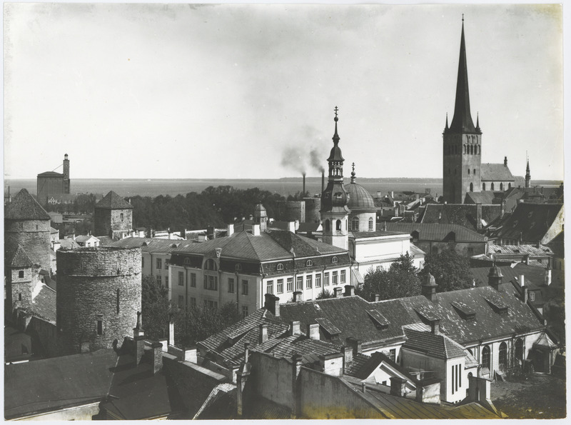 Vaade linnamüüri tornide ja Oleviste suunas, pildistatud Toompealt.