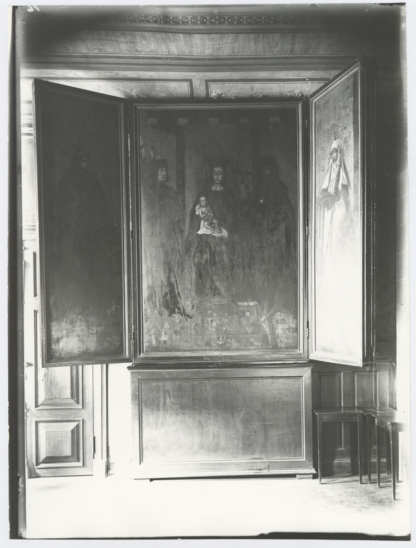Mustpeade altar avatult.