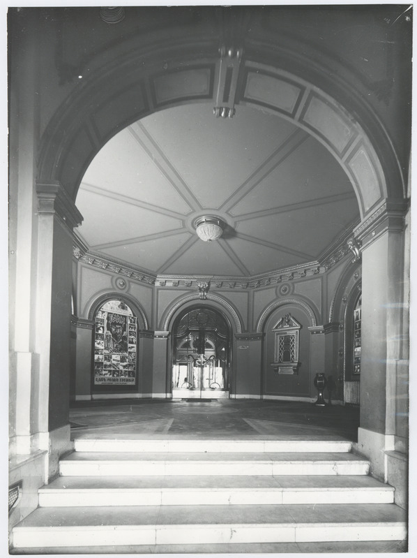 Kino "Gloria Palace" vestibüül, vaade välisuksele.