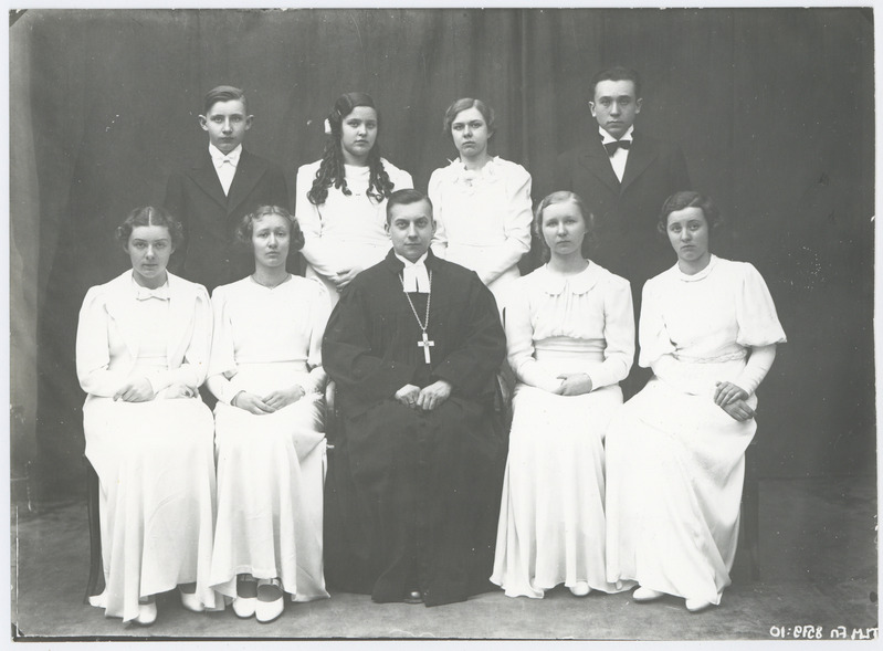 Niguliste kiriku leerilapsed ja pastor R. Walter.