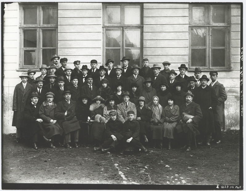 Eesti Fotoklubi kursuse grupifoto, I reas J. Mülber ja H. Vanaveski.