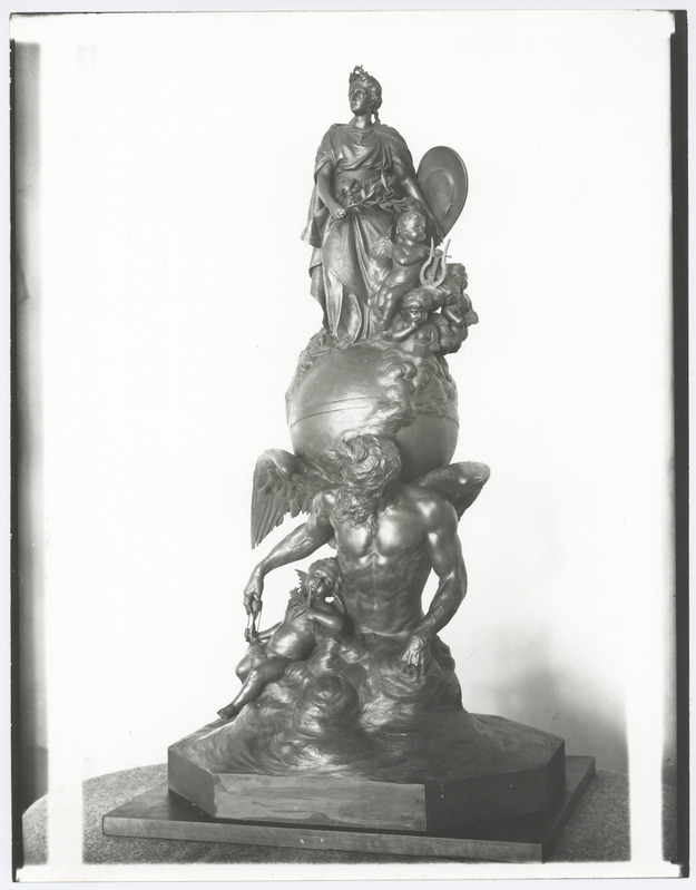 A. Adamsoni "Pax", naisfiguur maakeral otsevaates.