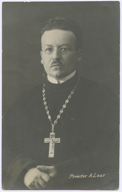 Preester A. Laar ametiriietuses