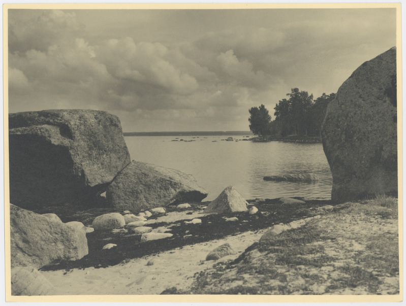 Käsmu rand rändrahnudega.