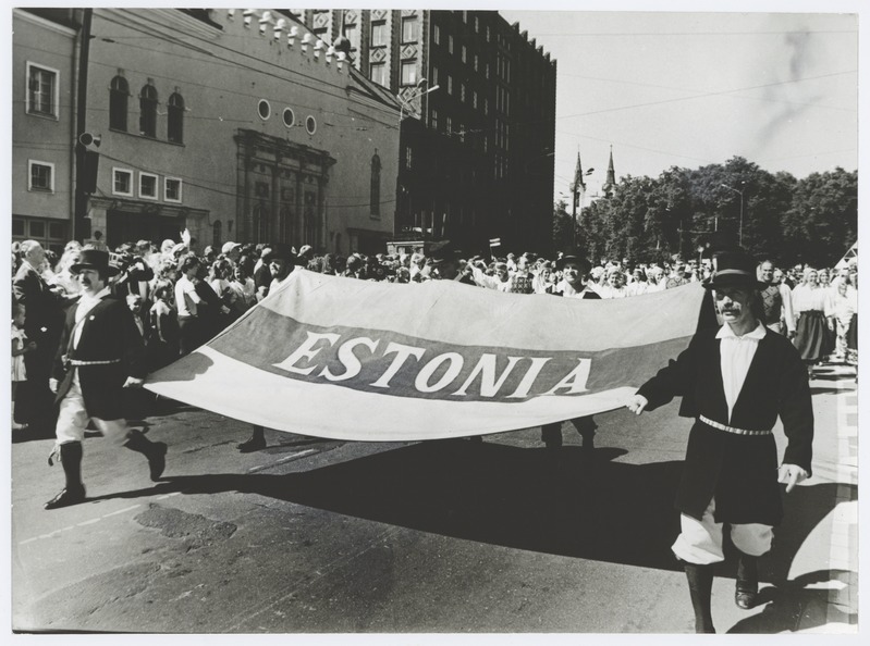 Laulupeo rongkäik Vabaduse platsil