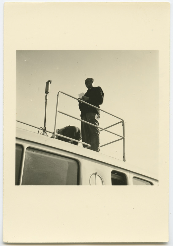 Felix Moor bussi katusel mikrofoni ees.