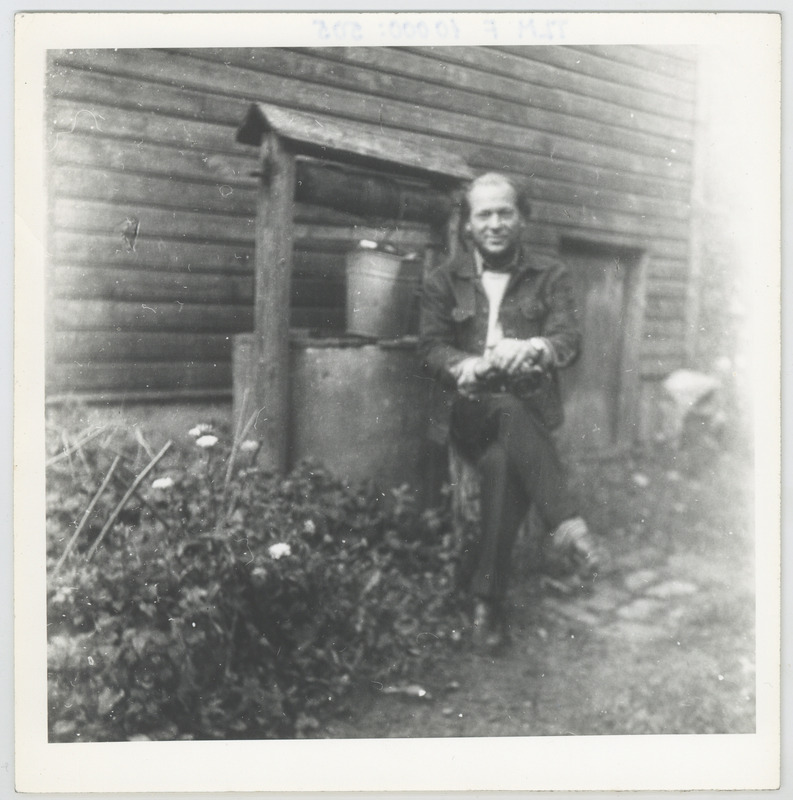 Peeter Tooming istumas kaevu juures