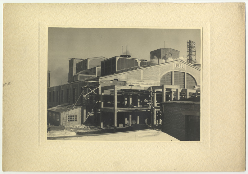 Suur tööstushoone, otsaviilul ovaalse akna kohal "1935".