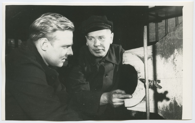 Masinatehase kommunistliku töö eesrindlane A. Valdov ja R. Metsar.