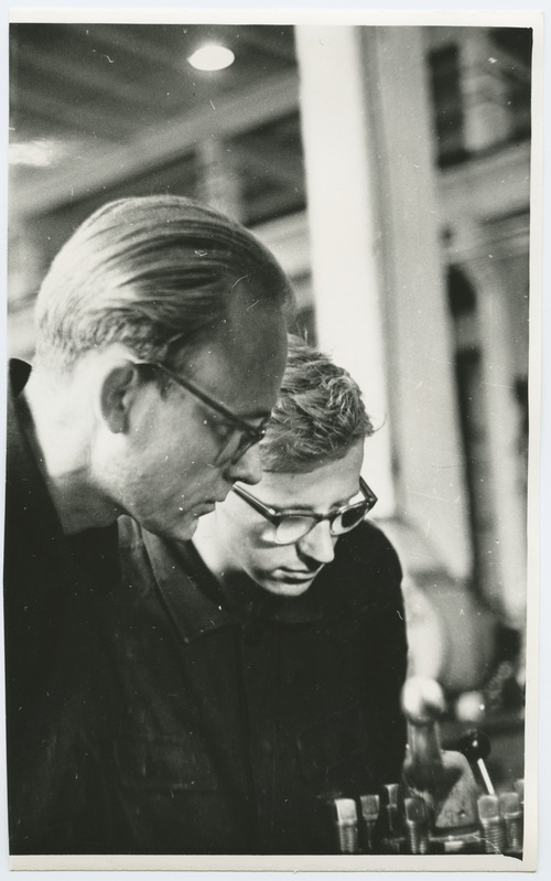 Masinatehase treial Al. Vaik jagab kogemusi Enn Välile, kes õpib 10. Õhtukeskkoolis.