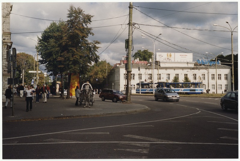 ,,Kõik liigub''. Vaade Viru tänava ristmikule: tramm, sõiduautod, hobukaarik. Värviline.