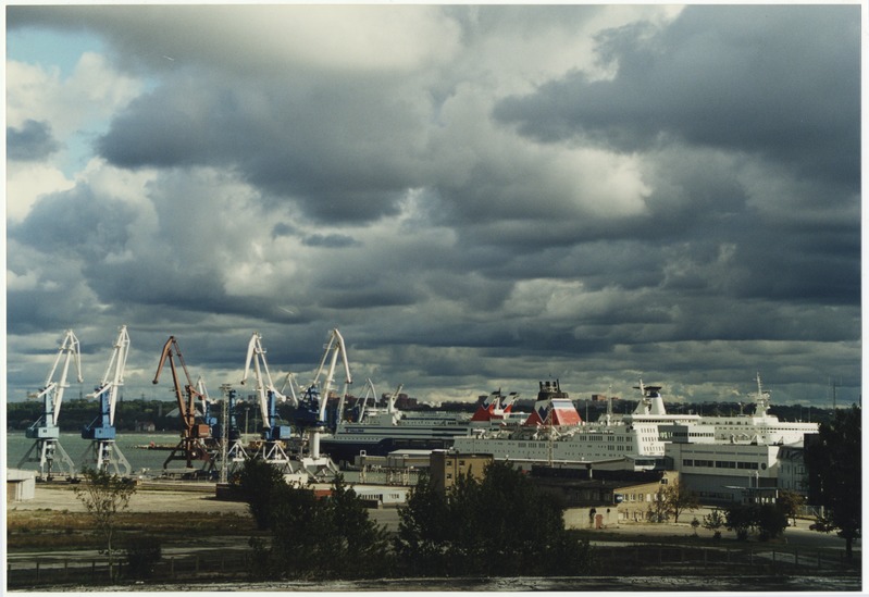 Vaade Tallinna sadamale. Värviline.