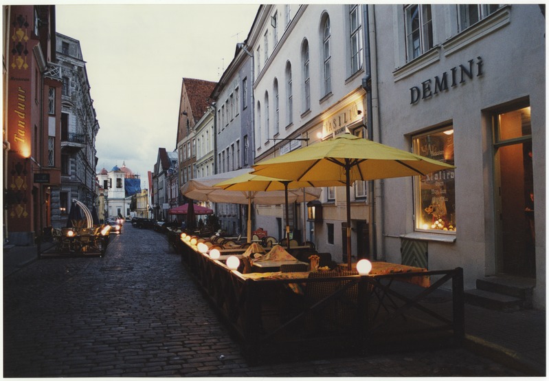 ,,Tuled süttivad''. Vene tänav, valgustatud välikohvikud, pildistatud Nikolai kiriku poole. Värviline.