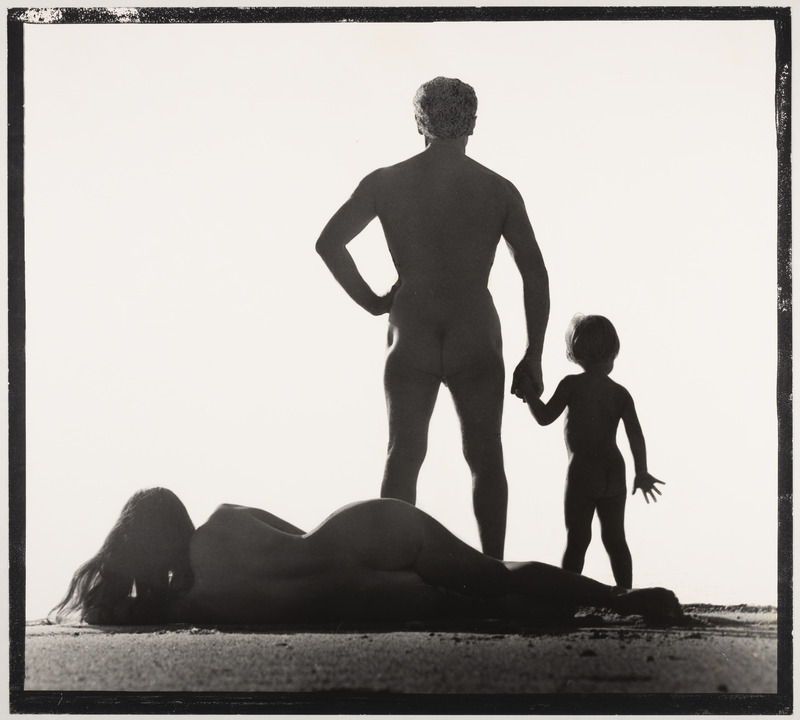 Perekond: lamav naisakt, püsti meesakt ja laps.