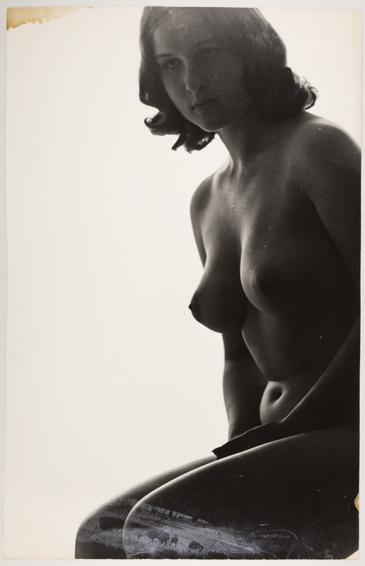 Istuv akt. Lähivaade.