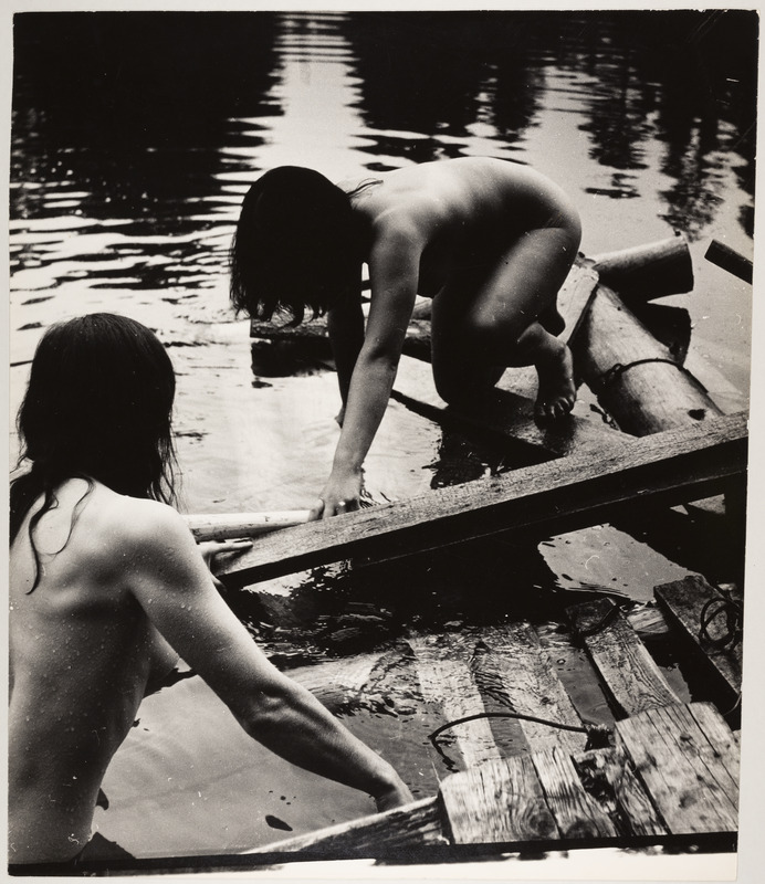 Kaks akti parvel. Vaade küljelt.