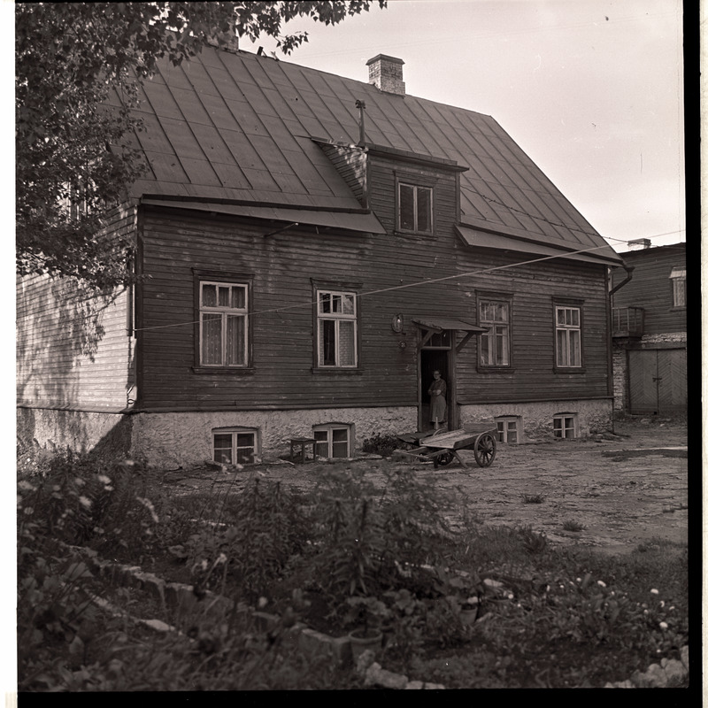 Tallinn, vaade hoonele Keldrimäel.