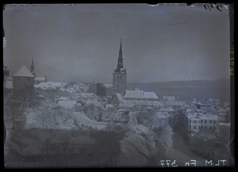 Tallinn, vaade lõuna poolt, vasakul Kiek-in-de-Kök, keskel Niguliste kirik.
