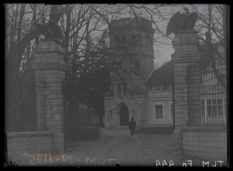 Tallinn, endine Orlovi-Davõdivo loss Maarjamäel, vaade sissesõidu väravast.