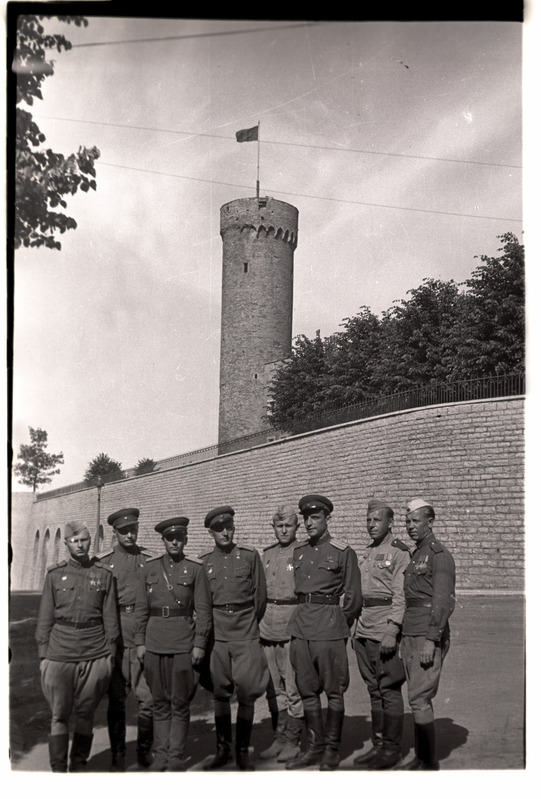 Eesti Laskurkorpus, rühm autasustatud võitlejaid ja ohvitsere Pika Hermanni taustal.