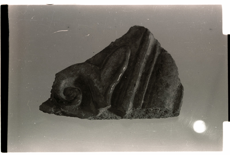 Tallinn, leide arheoloogilistelt kaevamistelt Toompeal, ahju kahhelkivi fragment.