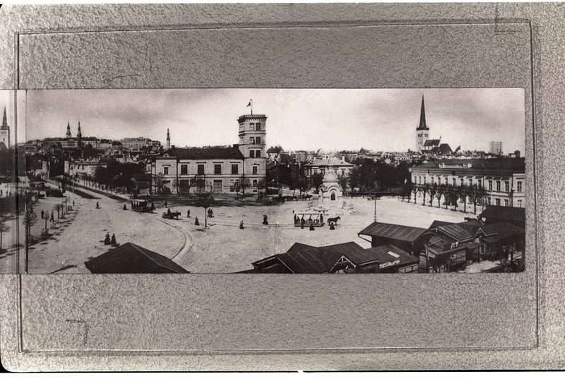 Tallinna vaade idast, esiplaanil Vene turg, 20. sajandi algus.